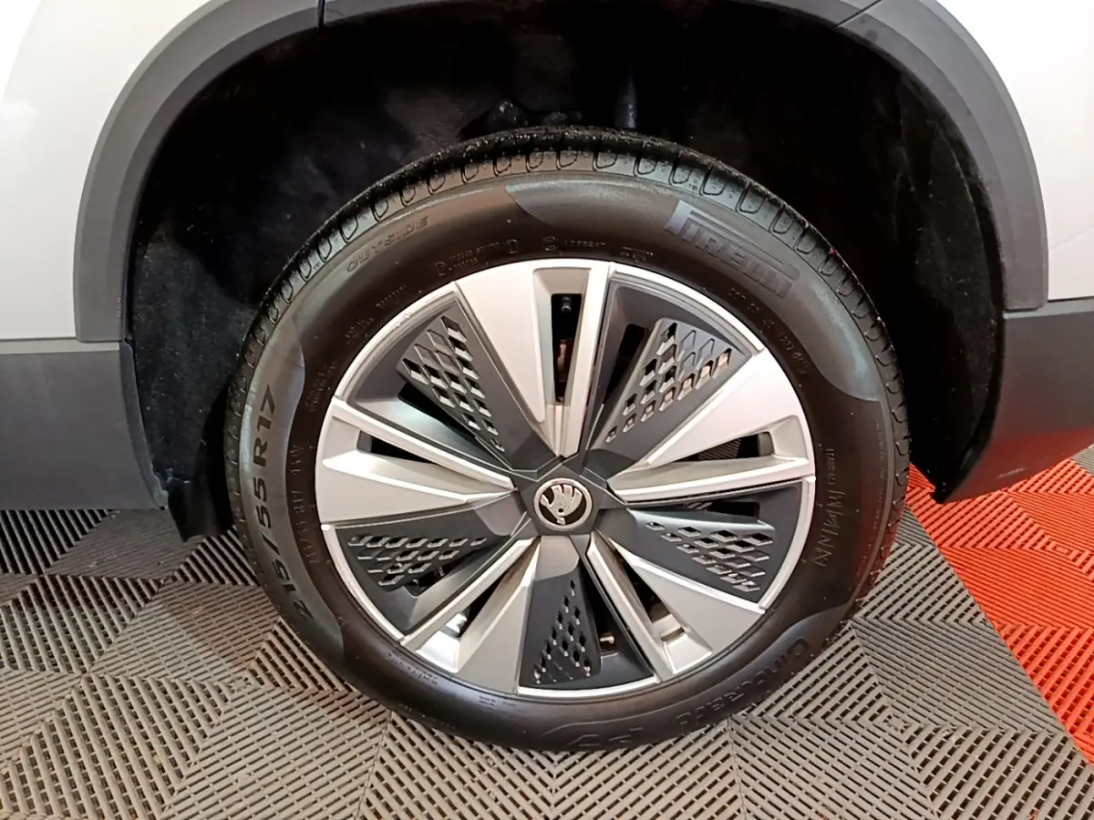 Gros plan sur la roue avant droite gris clair du Skoda Karoq 1.5 TSI 2022 avec jante alliage au design moderne.
