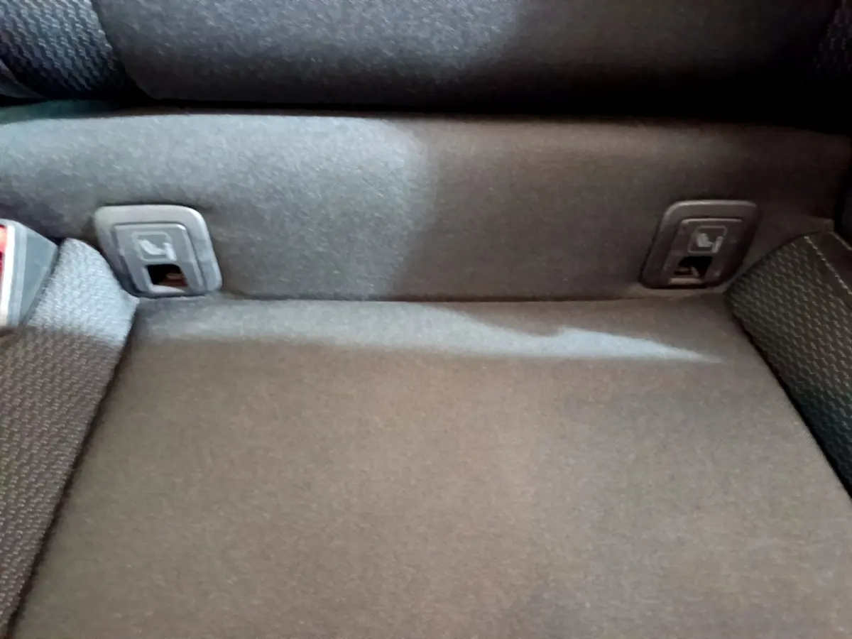 Détail de l’assise arrière gris foncé du Skoda Karoq 2022 avec ancrages Isofix visibles de chaque côté.