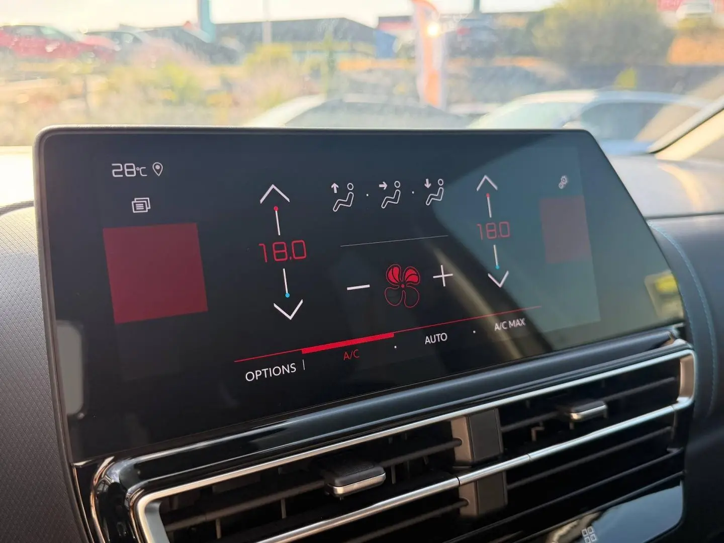 Écran tactile de climatisation affichant 18°C dans l'habitacle du Citroën C5 Aircross gris Platinium.