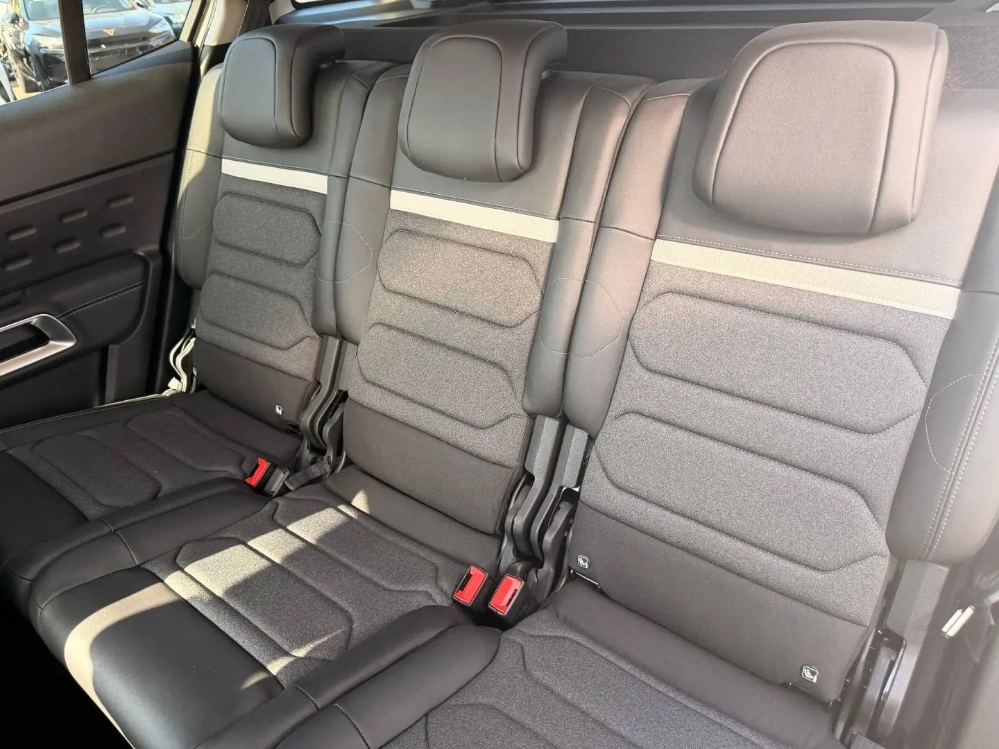 Vue intérieure sur la 2e rangée de sièges individuels gris foncé du Citroën C5 Aircross 2025, tissu et cuir.