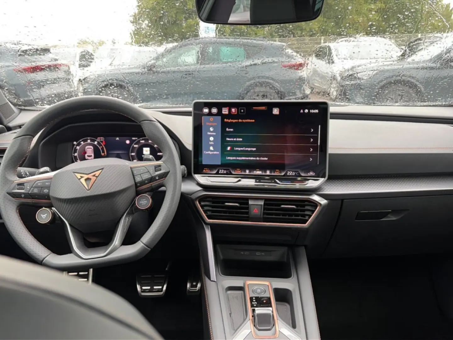 Vue intérieure avant du CUPRA Formentor 1.5 etsi hybrid 2026, volant cuir multifonction et écran tactile central allumé.
