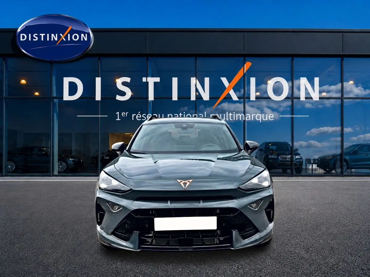 Vue avant d'une CUPRA Formentor 1.5 etsi hybrid 150 DSG7 en bleu fjord, avec calandre et logo distinctifs visibles.