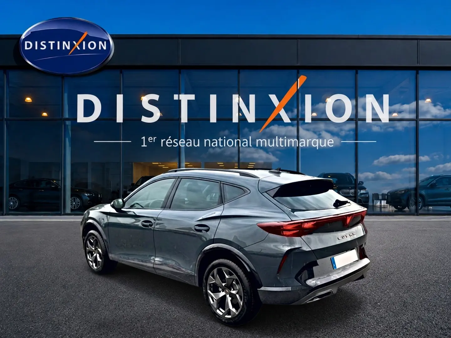 Vue 3/4 arrière droite d’un CUPRA Formentor bleu fjord 2026, avec feux arrière LED et jantes 18 pouces.