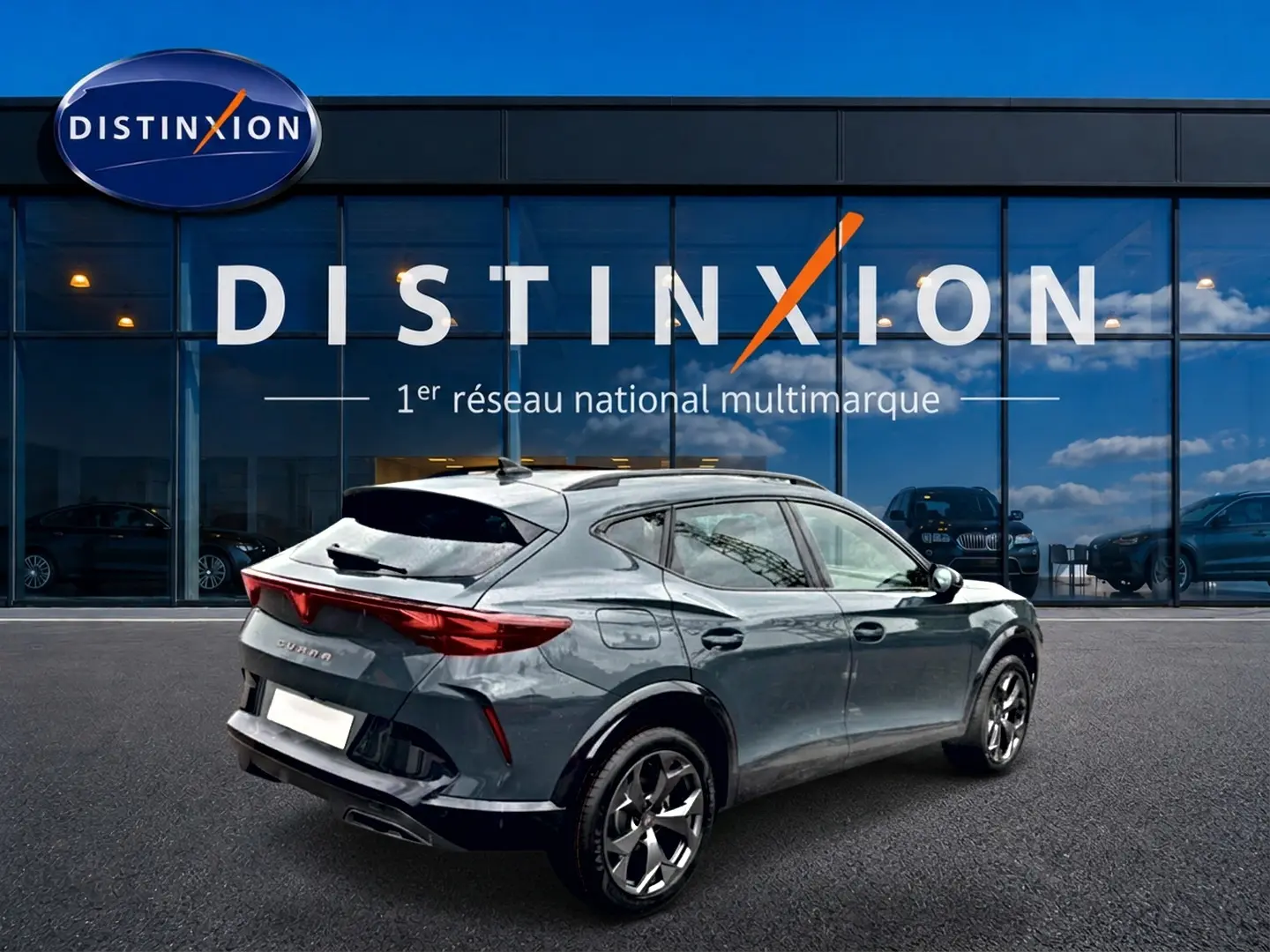 Vue 3/4 arrière droite d'un CUPRA Formentor bleu fjord 2026 avec jantes 18 pouces et feux arrière LED.