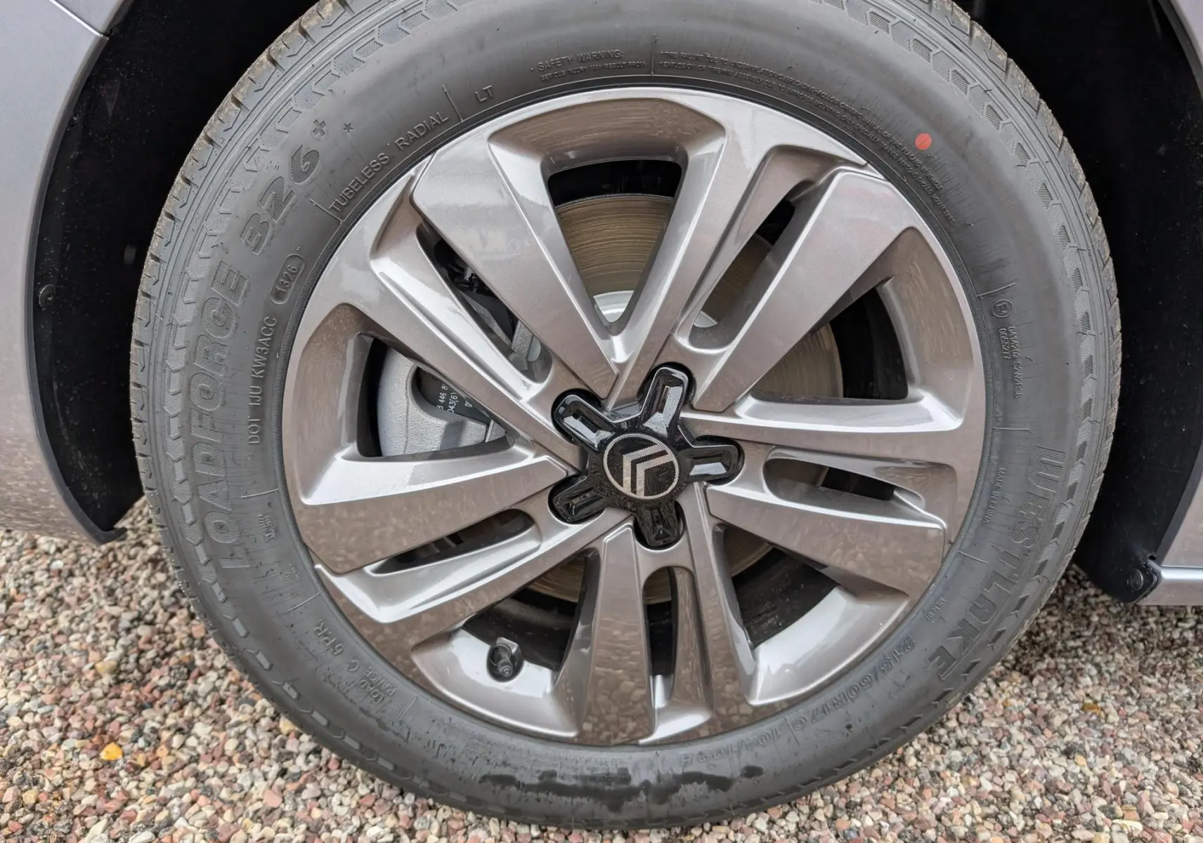 Gros plan sur la jante alliage grise 17 pouces du Citroën Jumpy gris, avec logo Citroën au centre.