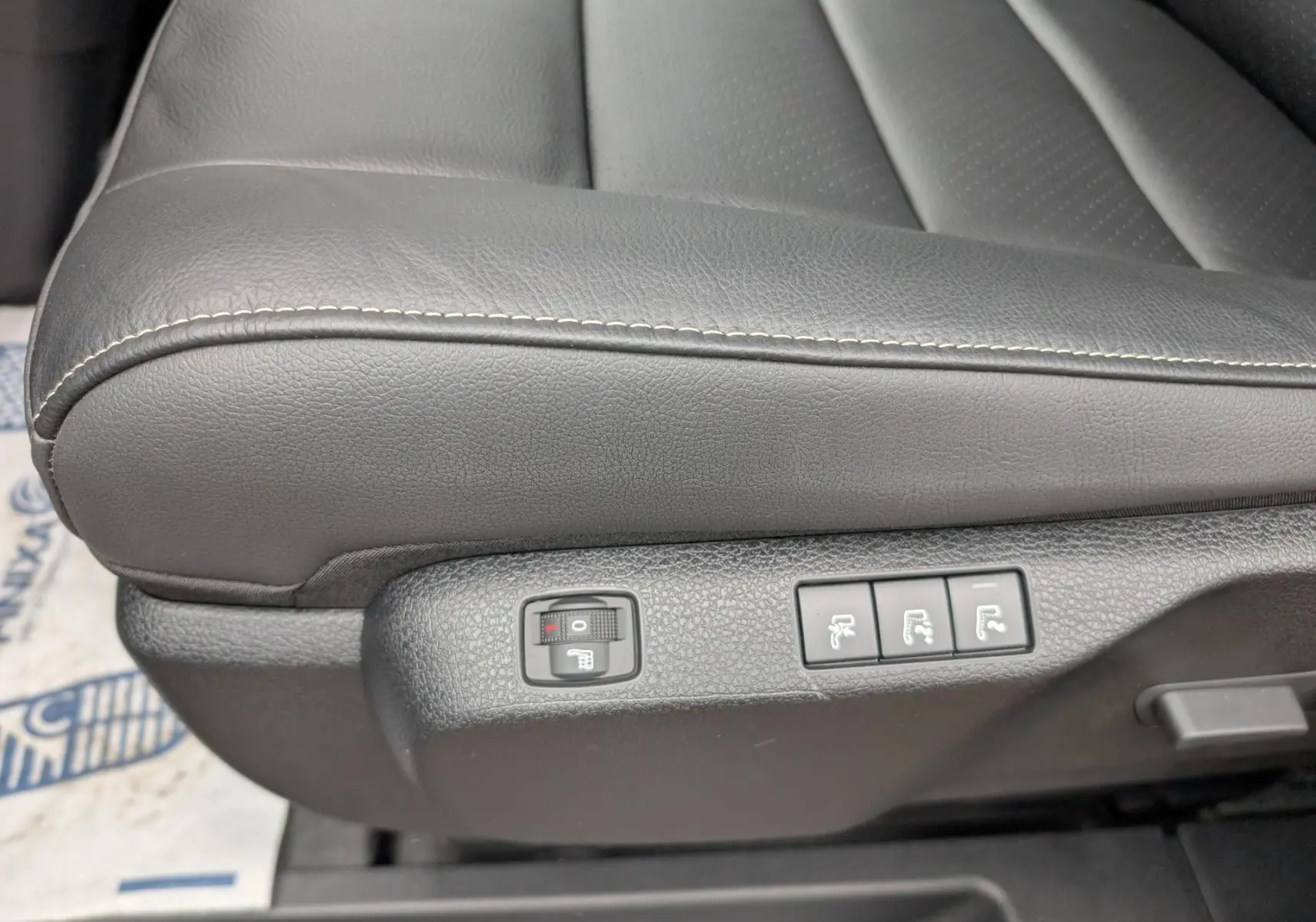Gros plan sur la commande de réglage et chauffage du siège en cuir gris du Citroën Jumpy M 2026.
