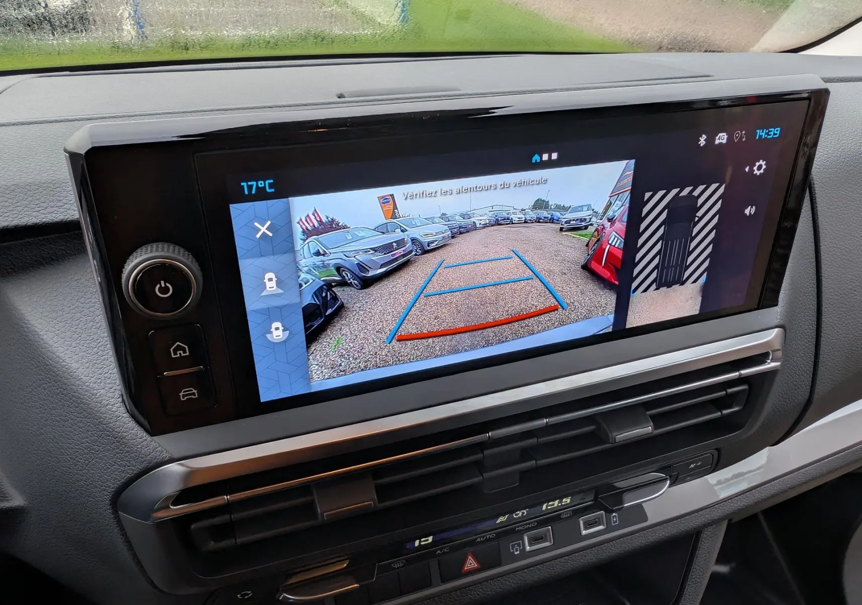 Écran tactile 10'' HD affichant la caméra de recul 180° dans l'habitacle du Citroën Jumpy gris 2026.