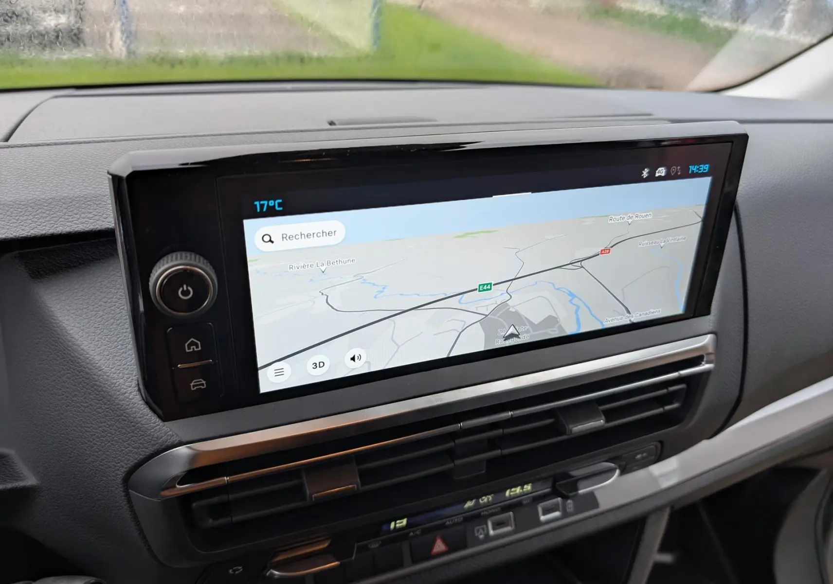 Écran tactile 10'' HD avec navigation 3D intégré sur la planche de bord du Citroën Jumpy gris.