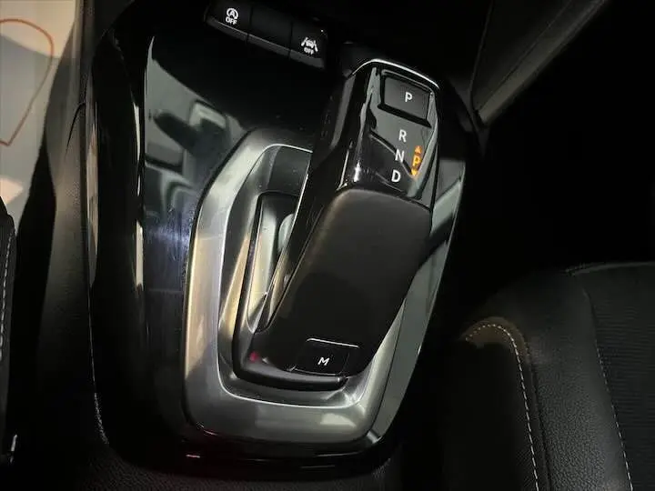 Le levier de vitesses automatique noir de l'Opel Corsa 2021, avec indication des modes P, R, N, D et bouton manuel, vu de dessus.