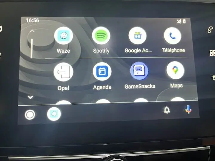 Écran tactile multimédia de l’Opel Corsa 1.2T 100 CH Elegance 2021 affichant applications connectées en intérieur
