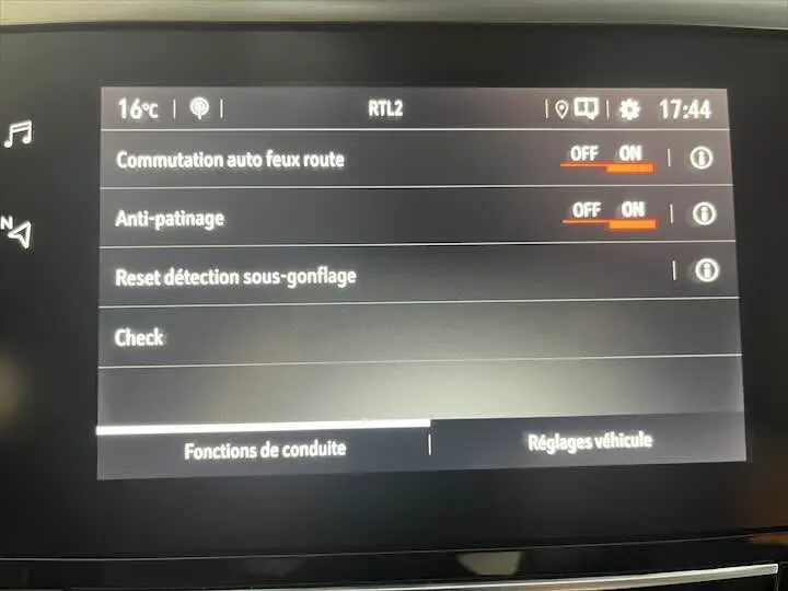 Écran central de l’Opel Corsa gris métal 2021 affichant les réglages d’aide à la conduite avec options activées.