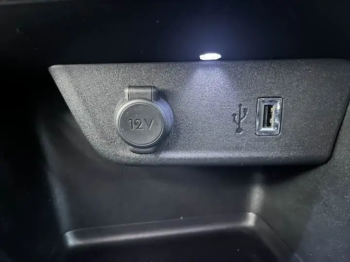Prise 12V et port USB en gros plan dans l'habitacle de l'Opel Corsa gris métal 2021.