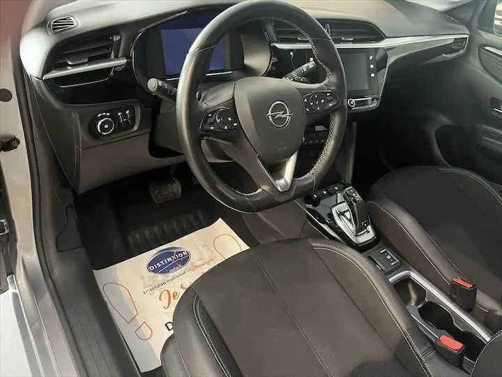 Intérieur de l'Opel Corsa gris métal vu côté conducteur, tableau de bord moderne avec volant multifonction et boîte auto.