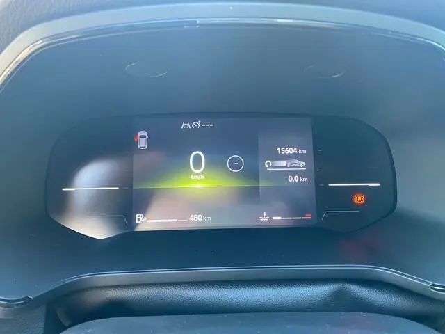 Tableau de bord numérique du Renault Captur 2024 affichant la vitesse à 0 km/h et l'autonomie restante de 480 km.