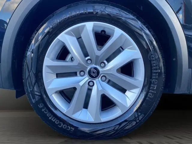Gros plan sur la roue avant droite du Renault Captur noir 2024 avec jante alliage et pneu Continental EcoContact 6