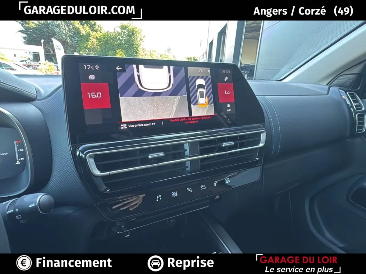 Vue intérieure du tableau de bord du Citroën C5 Aircross noir, avec écran tactile central affichant la caméra de recul.