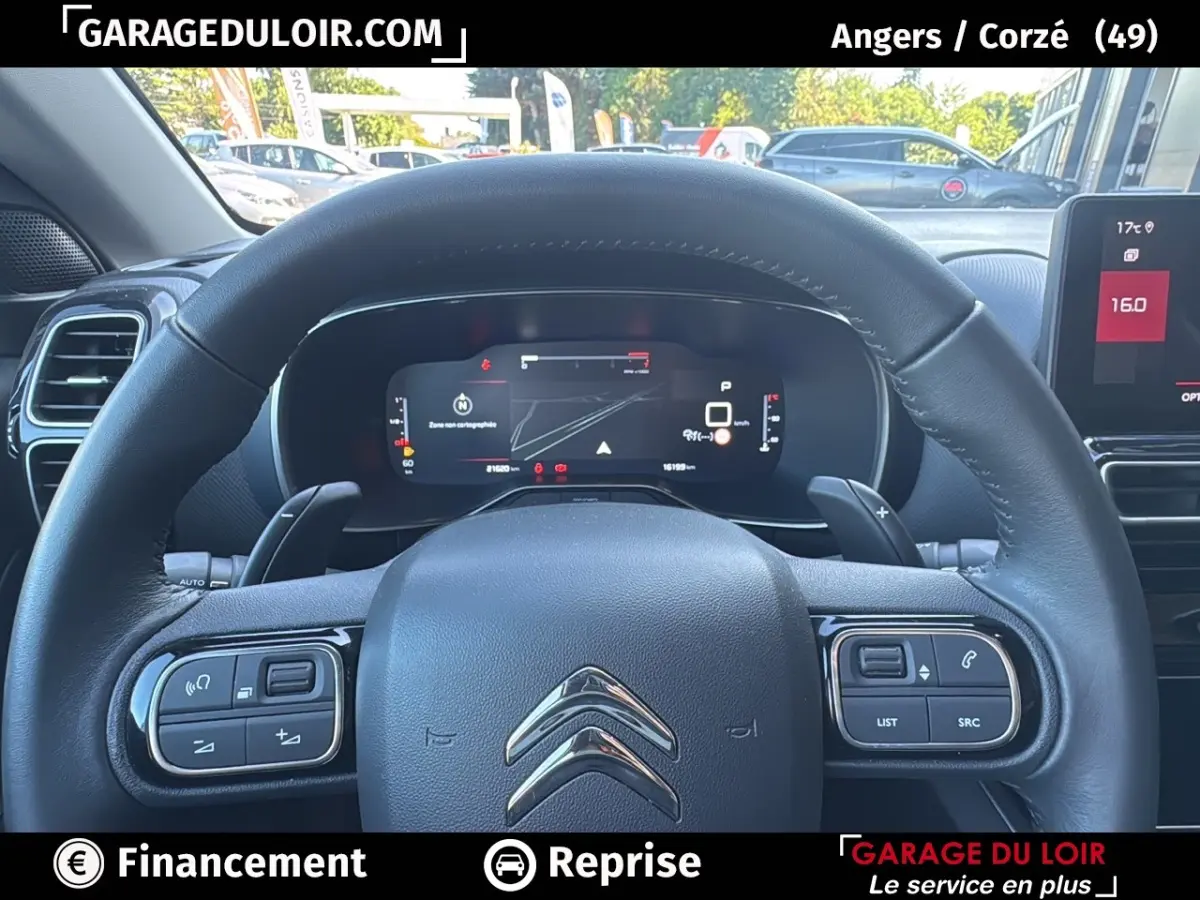 Vue depuis le siège conducteur sur le volant cuir noir et le combiné numérique du Citroën C5 Aircross 2025.