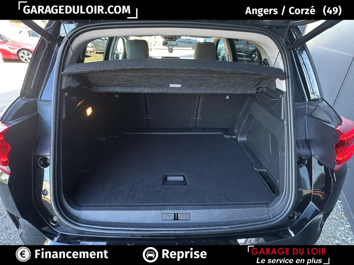 Coffre ouvert noir du Citroën C5 Aircross 2025, vue arrière montrant l'espace de chargement et la tablette de séparation.