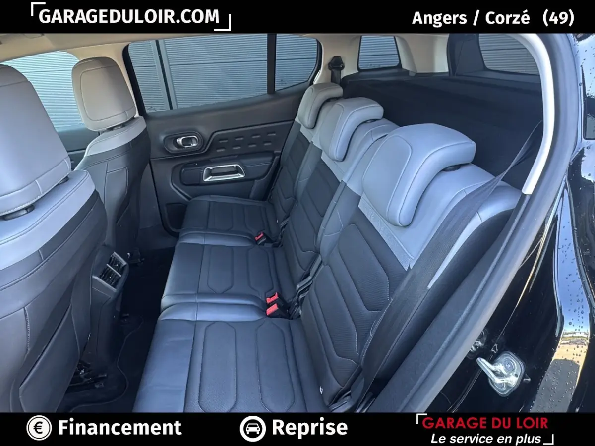 Vue intérieure côté droit sur la banquette arrière cuir noir du Citroën C5 Aircross 2025 finition BlueHDi MAX.