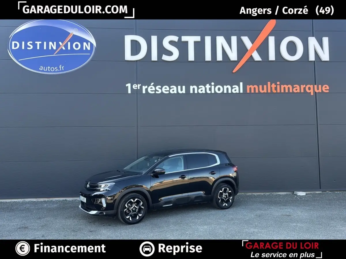 Citroën C5 Aircross noir vue de profil côté gauche devant un mur gris avec logo Distinxion.