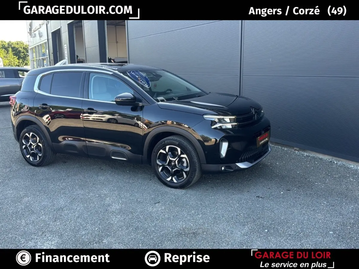 SUV Citroën C5 Aircross noir vu en 3/4 avant droit, avec jantes distinctives et carrosserie brillante.