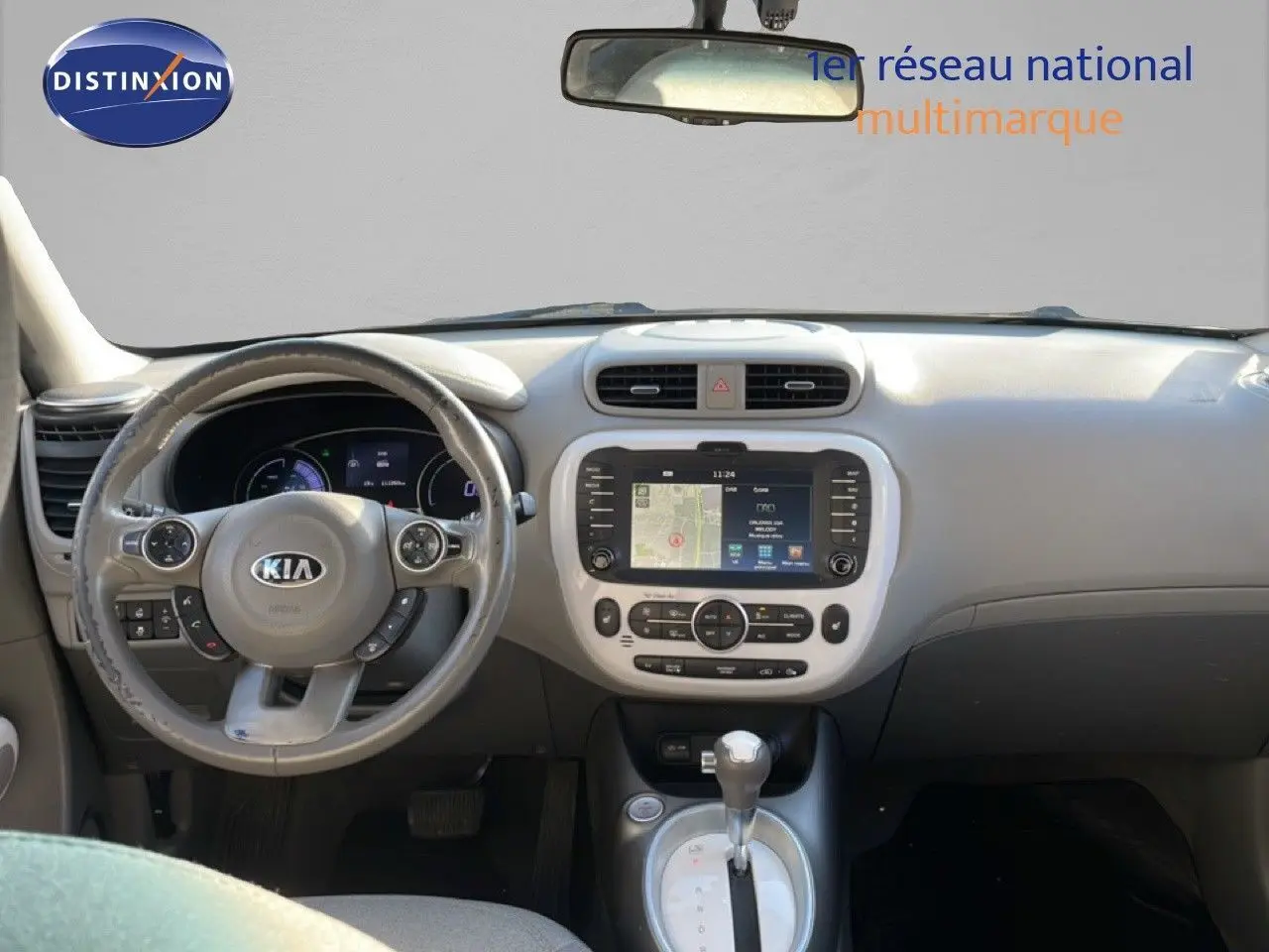 Vue intérieure frontale du tableau de bord et volant gris de la KIA SOUL EV électrique 2016 avec écran tactile central.