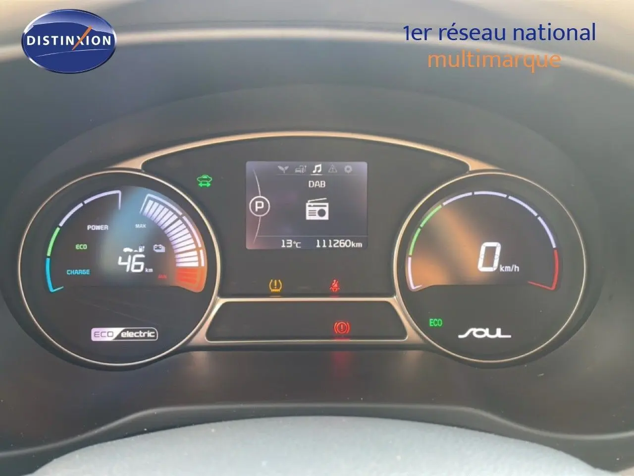 Vue rapprochée du tableau de bord numérique du Kia Soul EV électrique, affichant autonomie et vitesse à 0 km/h.