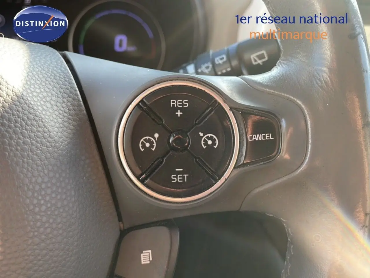 Gros plan sur les commandes de régulateur de vitesse au volant en cuir noir du Kia Soul EV électrique 2016.