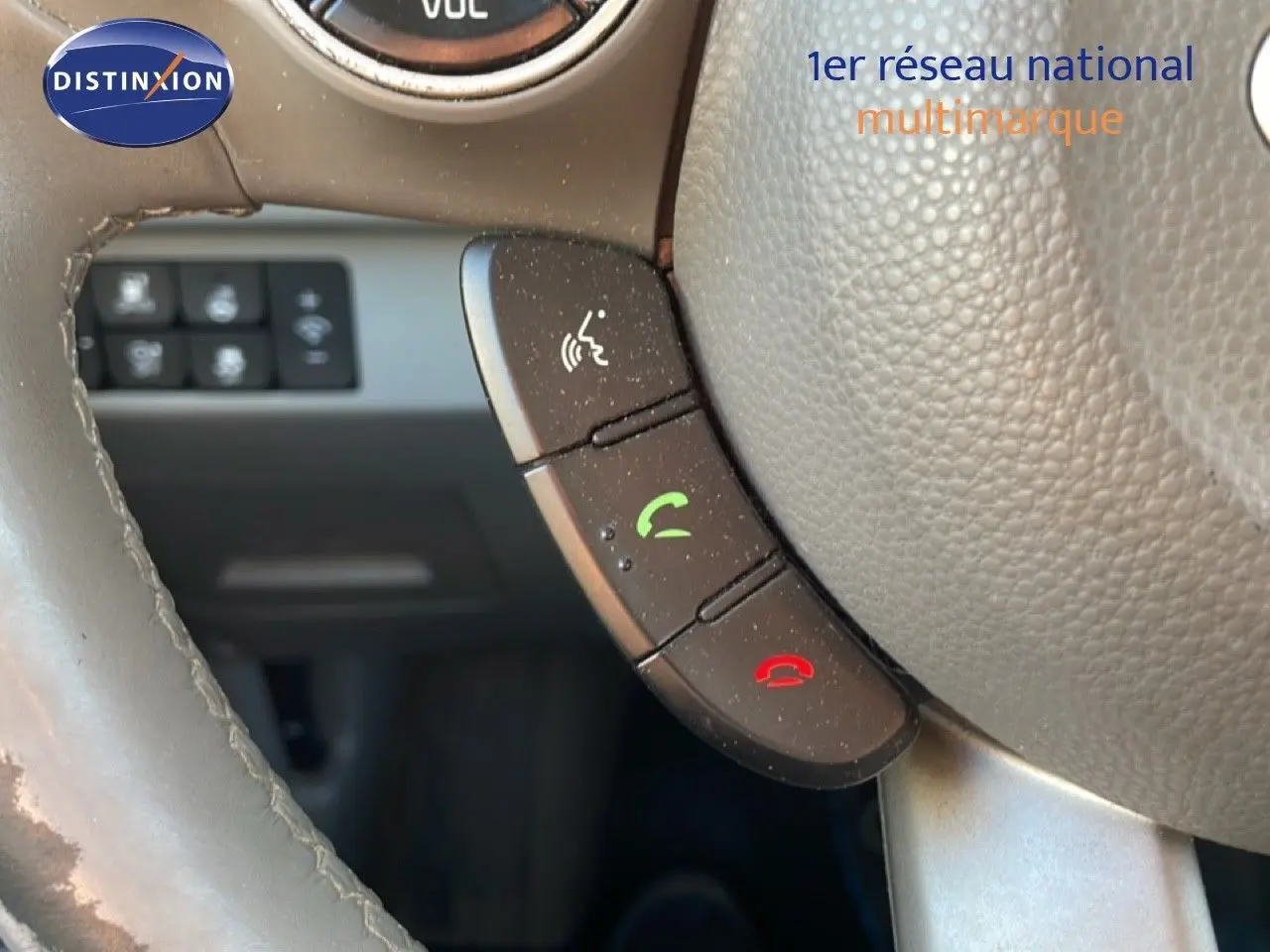 Gros plan sur les commandes téléphoniques au volant en cuir gris du Kia Soul EV électrique 2016.