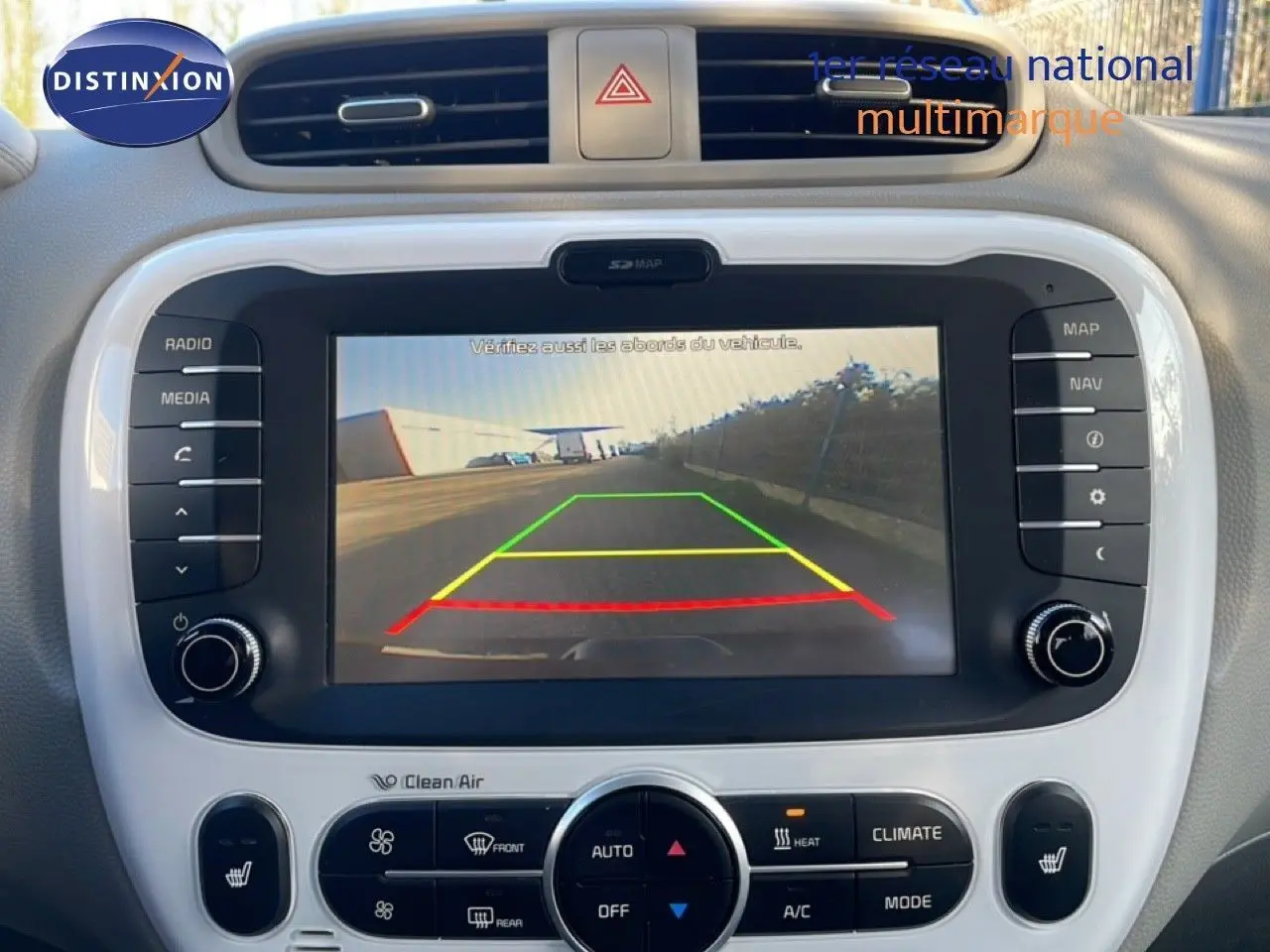 Écran central de la Kia Soul EV 2016 montrant la caméra de recul avec les lignes de guidage colorées, intérieur gris.