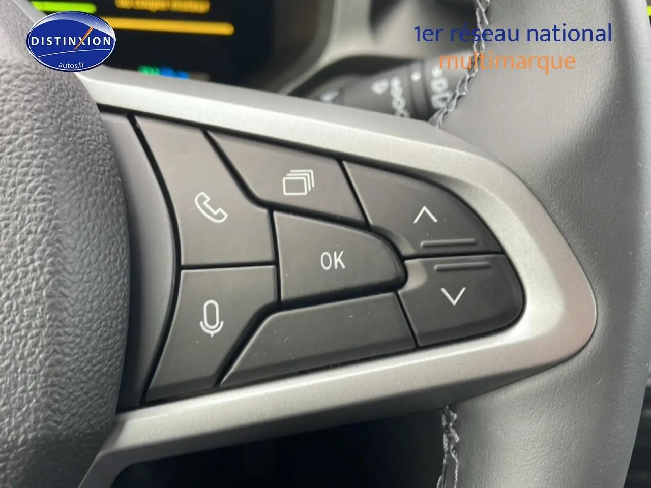 Gros plan sur les commandes multifonctions du volant en cuir du Dacia Bigster noir, côté gauche.