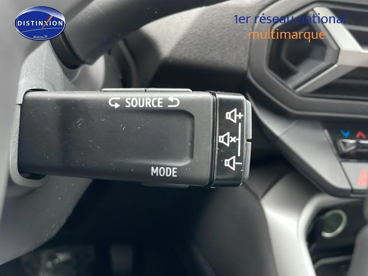 Gros plan sur la commande multimédia au volant du Dacia Bigster noir, avec tableau de bord et console partiellement visibles.