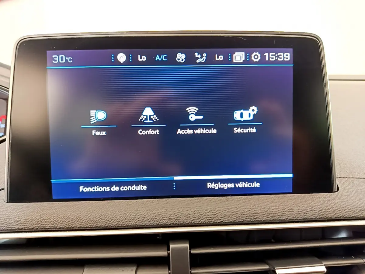 Écran tactile central affichant les réglages du véhicule dans un Peugeot 3008 gris foncé, vue de face.