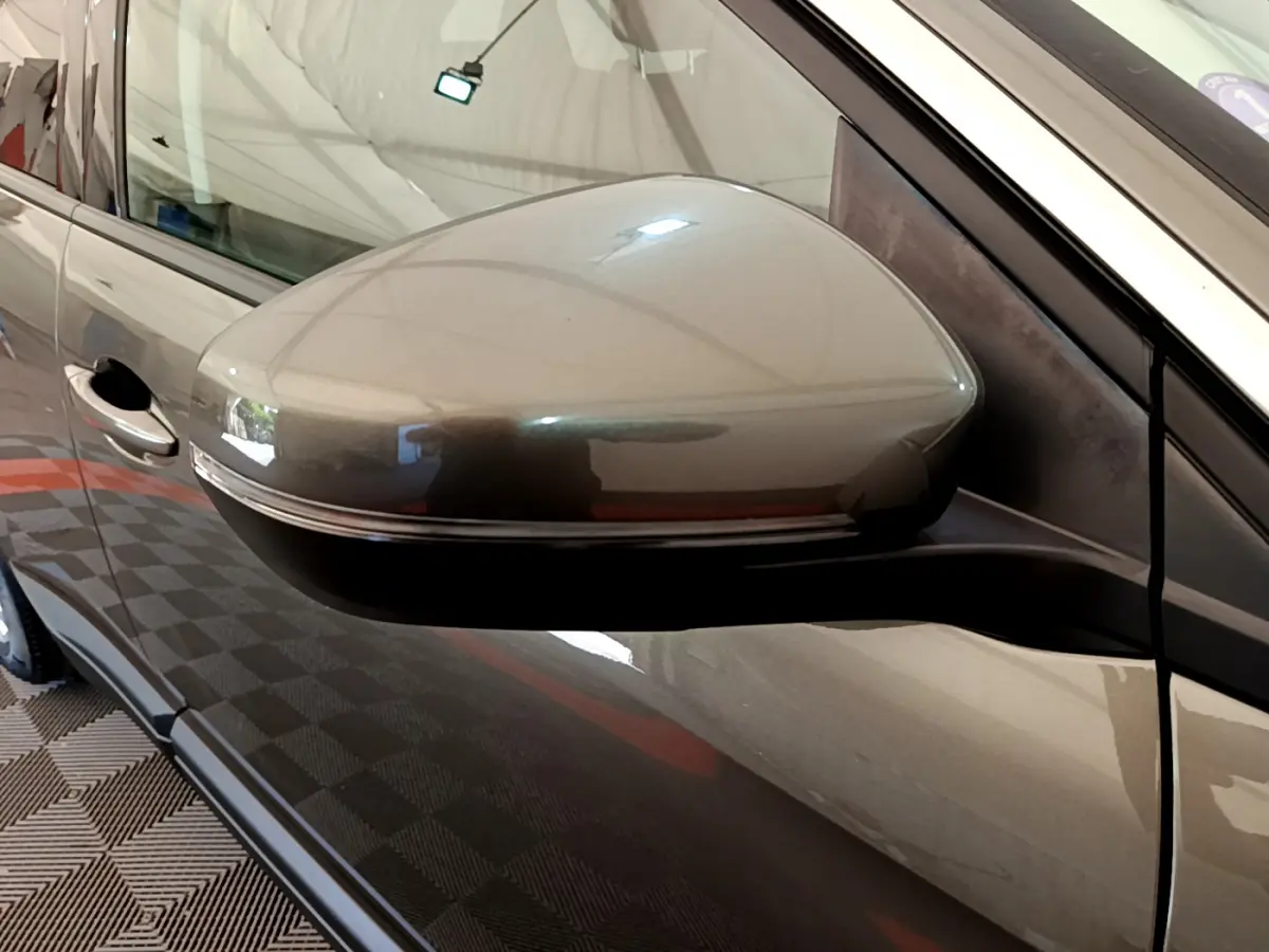 Rétroviseur droit gris foncé d’un Peugeot 3008 Puretech 130 S&S Active, vue rapprochée côté conducteur.