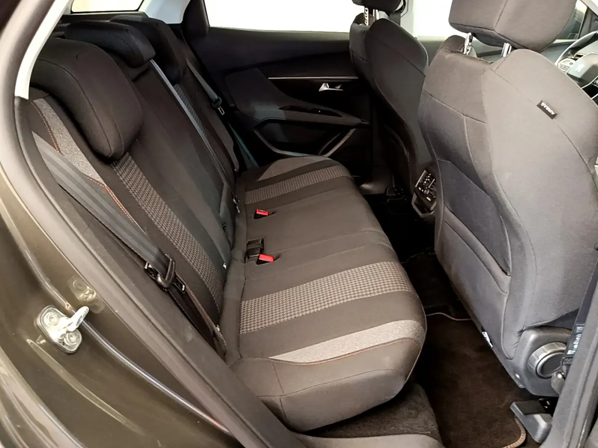 Vue intérieure côté gauche des sièges arrière noirs du Peugeot 3008 Puretech 130 S&S Active 2020, tissu avec motifs gris.