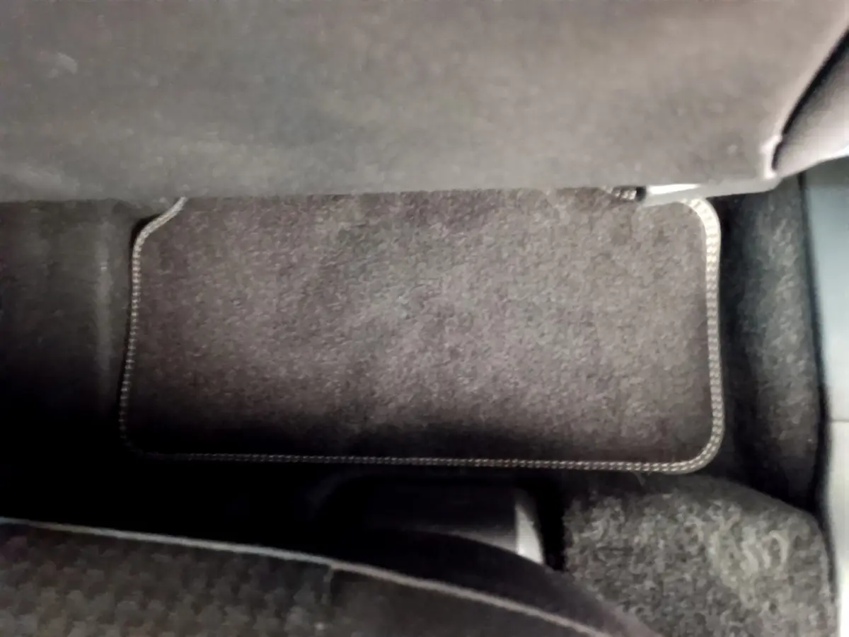 Tapis de sol noir vu de dessus à l'arrière d'un Peugeot 3008 gris foncé, version Puretech 130 S&S ACTIVE.