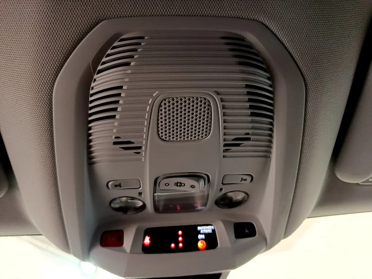 Vue intérieure en gros plan du plafonnier gris clair du Peugeot 3008 Puretech 130 S&S Active 2020.