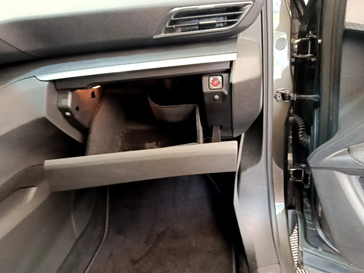 Vue intérieure côté passager du Peugeot 3008 gris foncé 2020, boîte manuelle, avec boîte à gants ouverte et éclairage intérieur.