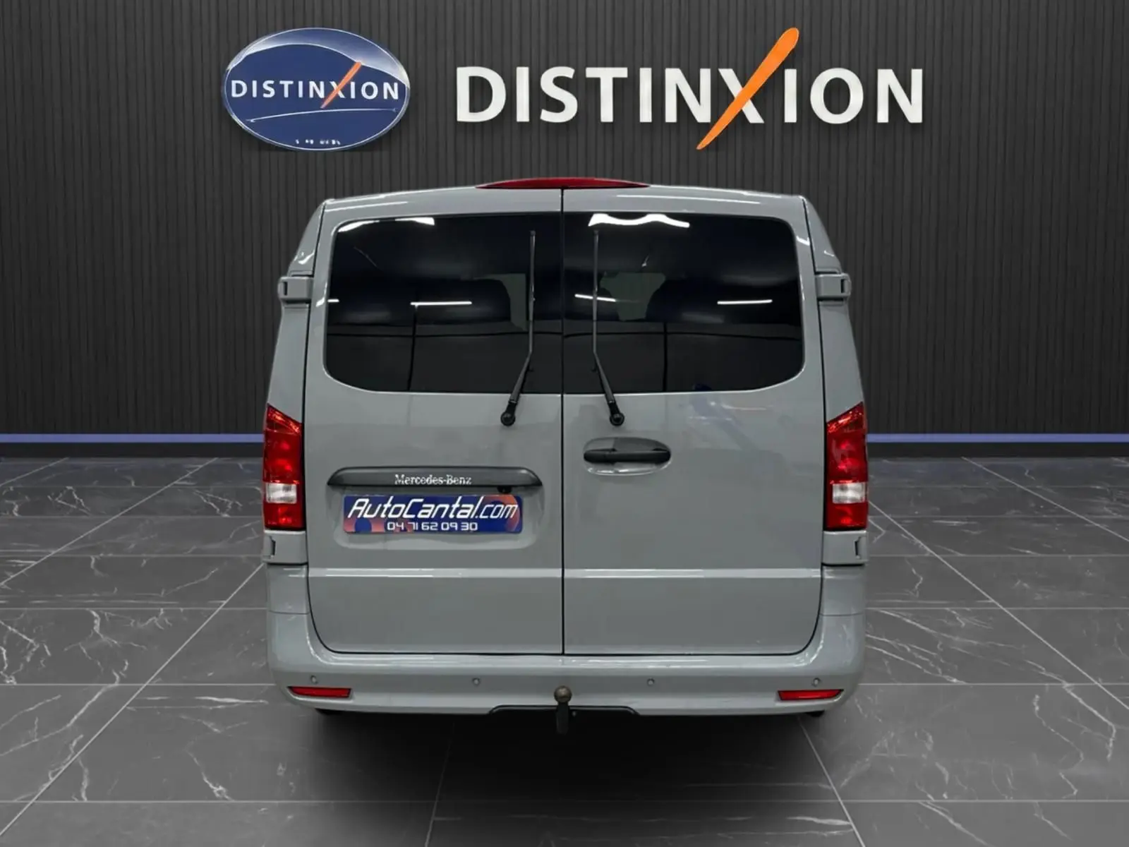 Vue arrière d'un Mercedes Vito Mixto gris alpin avec portes battantes et attelage fixe visible.