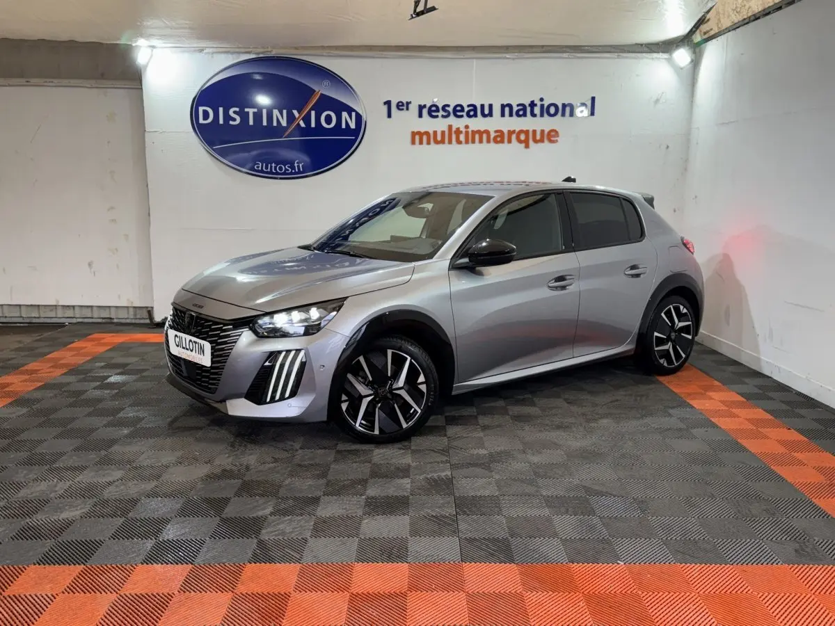 Peugeot 208 Hybrid gris clair vue 3/4 avant droit, avec phares LED et jantes alliage noires et argentées.