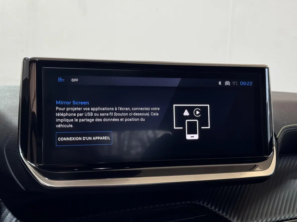 Écran tactile central affichant l'interface Mirror Screen dans l'habitacle d'une Peugeot 208 gris clair.