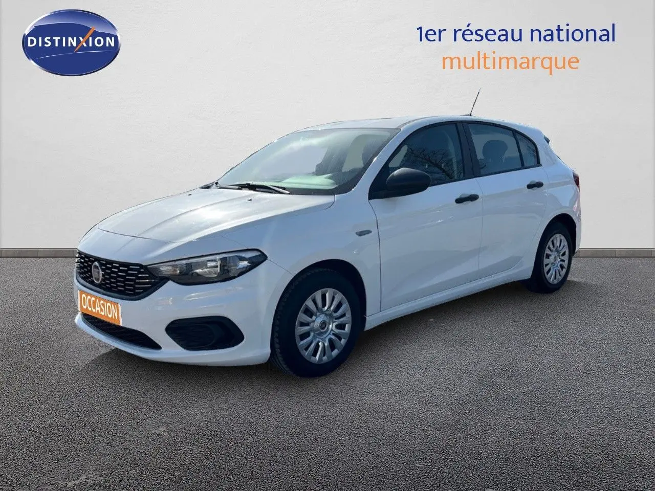 Vue 3/4 avant droite d'une Fiat Tipo 5 portes blanche de 2018 avec jantes acier et calandre noire.