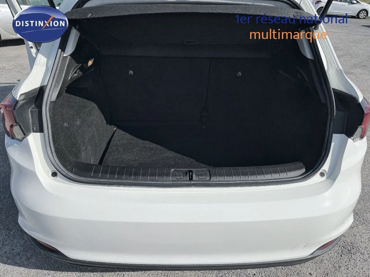 Coffre ouvert vu de l'arrière d'une FIAT Tipo 5 portes blanche de 2018, espace de chargement vide et propre.