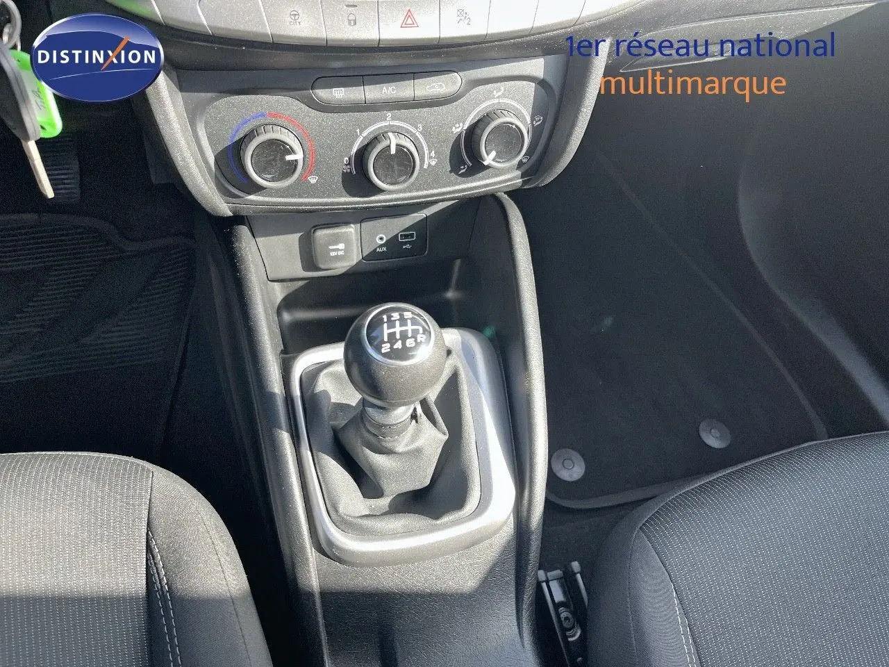 Vue rapprochée de la console centrale du Fiat Tipo 5 portes 2018, avec levier de vitesse manuel et commandes de climatisation.