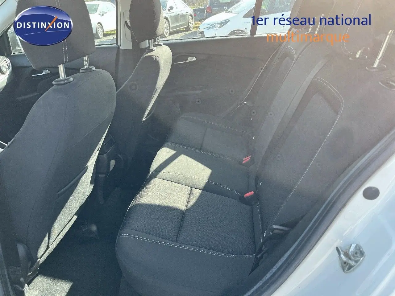 Vue intérieure côté droit montrant la banquette arrière noire d'une Fiat Tipo 5 portes blanche de 2018.