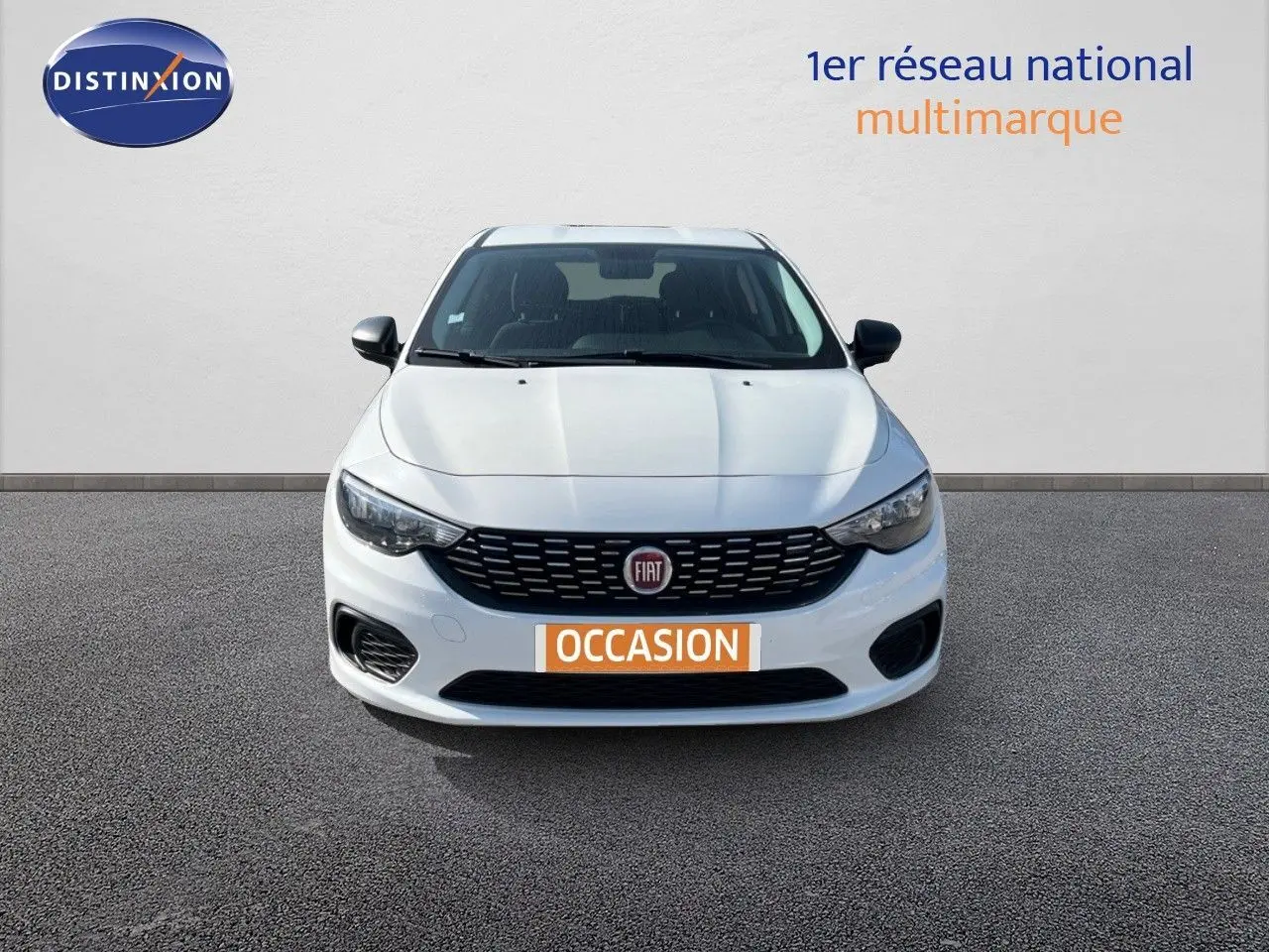 Vue frontale d'une Fiat Tipo 5 portes blanche de 2018 avec calandre noire et plaque "OCCASION" orange.