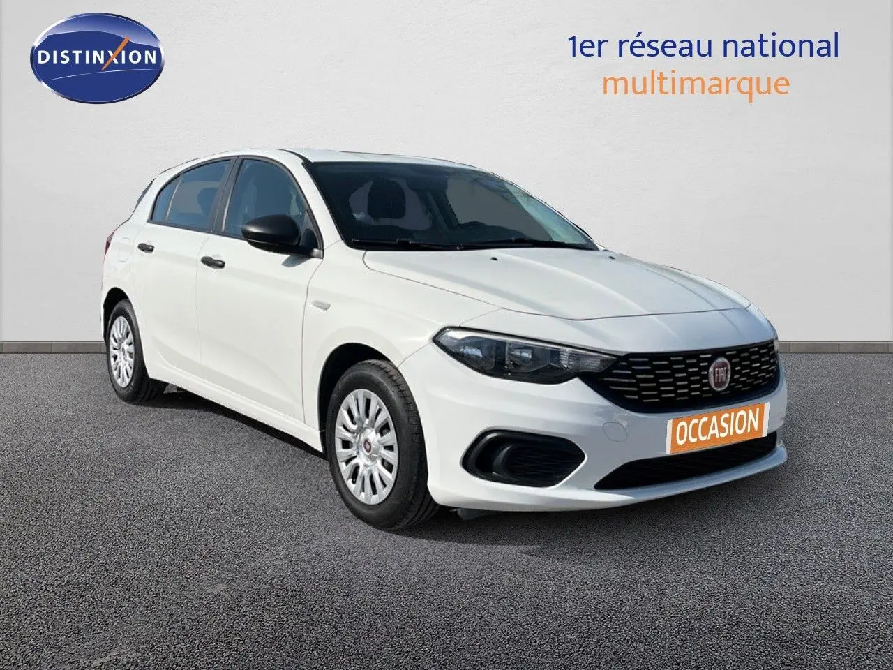 Vue 3/4 avant droite d'une Fiat Tipo 5 portes blanche de 2018 avec calandre noire et jantes acier.