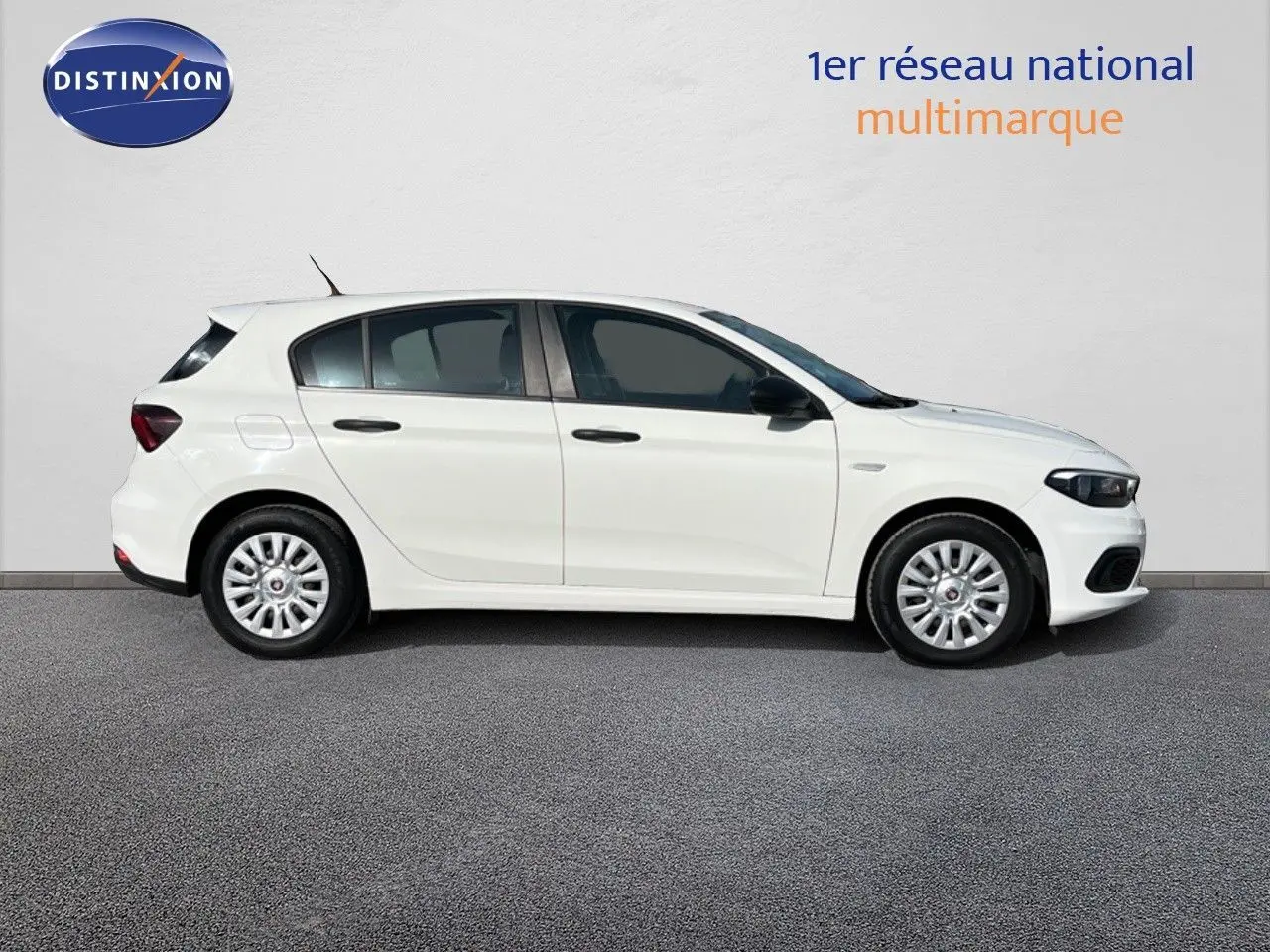 Profil côté gauche d'une Fiat Tipo 5 portes blanche de 2018, version 1.4 95 ch Pop, sur fond neutre.