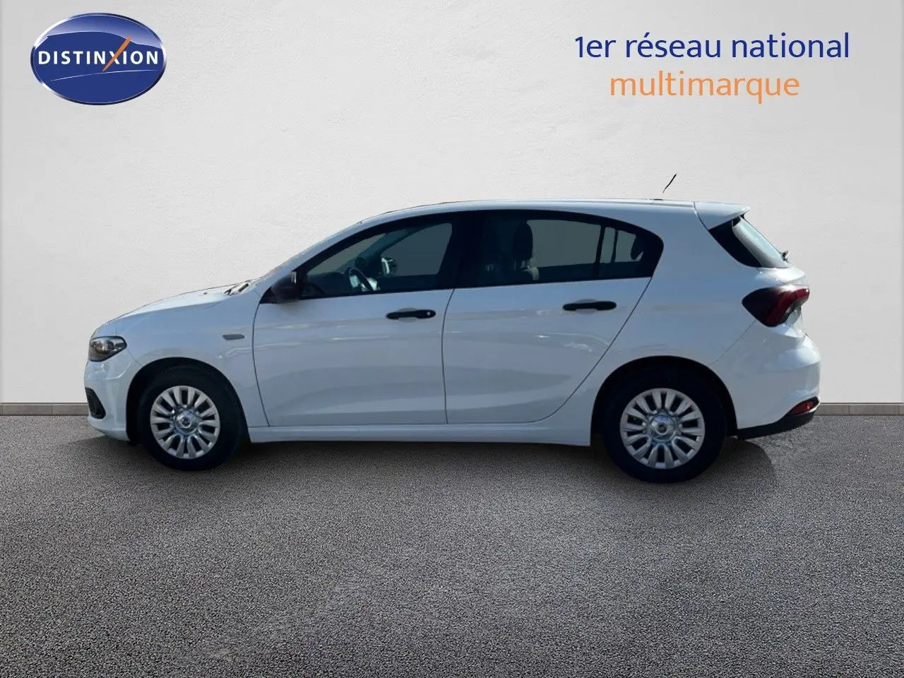 Profil latéral droit d'une Fiat Tipo 5 portes blanche de 2018, version 1.4 95 CH POP essence avec jantes acier.