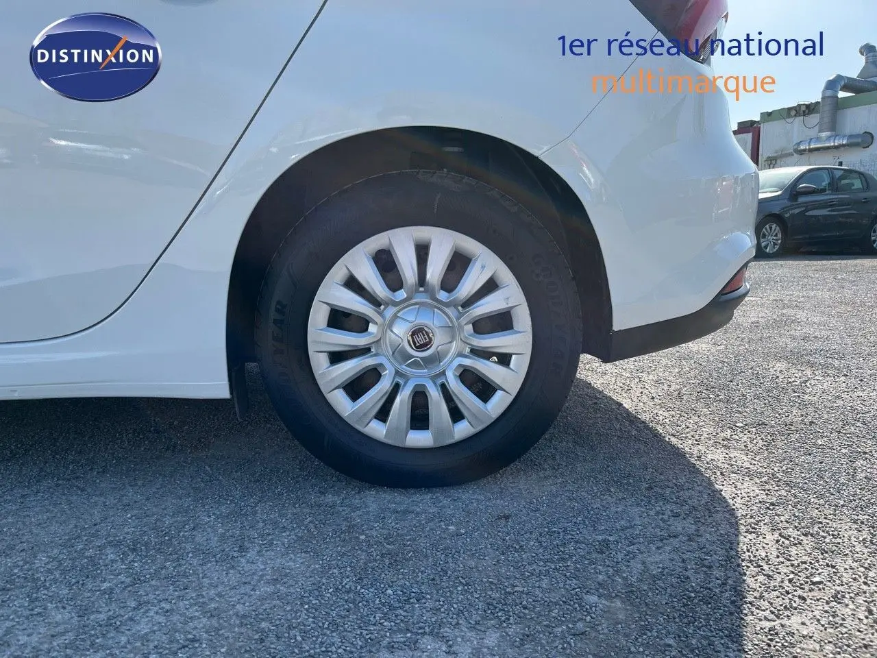 Gros plan sur la roue arrière droite d'une Fiat Tipo 5 portes blanche, version 1.4 95 CH POP de 2018.